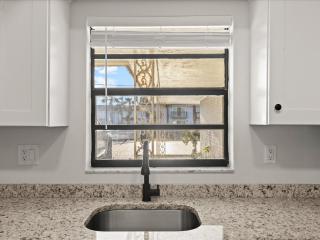 Yellow Sunshine Oceanfront Townhouse Private Balcony - 3