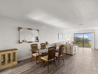 Yellow Sunshine Oceanfront Townhouse Private Balcony - 1