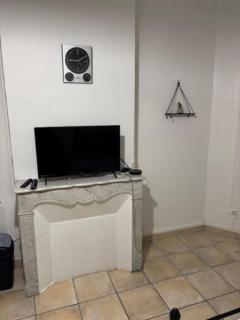 un lit double dans une chambre dans un appartement de 3 chambres en colocation à proximité du centre ville - Tolone - 5