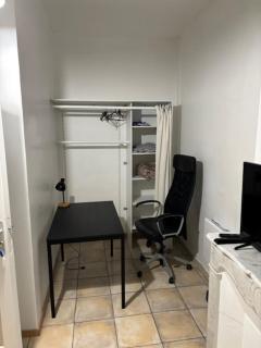 un lit double dans une chambre dans un appartement de 3 chambres en colocation à proximité du centre ville - Tolone - 6