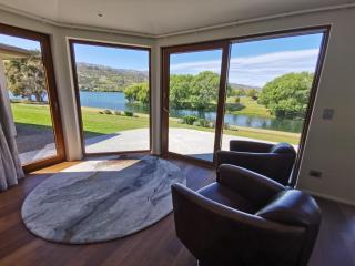Lakefront Luxury at Pisa - - 0