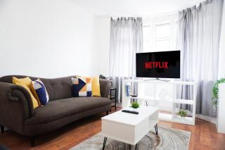 Stunning 3-Bedroom Home, Near Etihad Stadium and Coop Live Arena, Sleeps 7 - 0