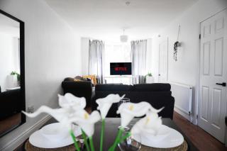 Spacious 3BR Family Home Near Coop Live and Etihad Stadium - Free Parking! - 8