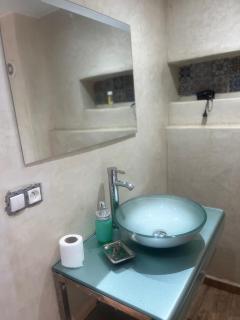 Studio avec SDB salon tele kitchenette privé dans une villa piscine, calme et commodités - 4