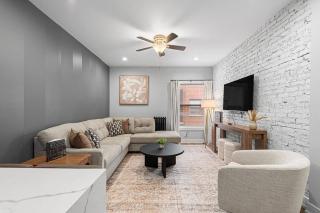 Rogers Park Retreat | 3BR +Parking | Near Evanston - Chicago - 0