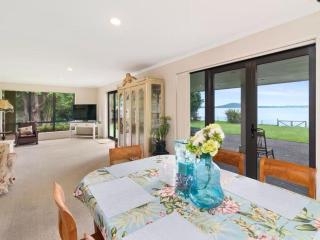 Tatai Lake Edge - 4 Bed Rotorua Lakefront - 7