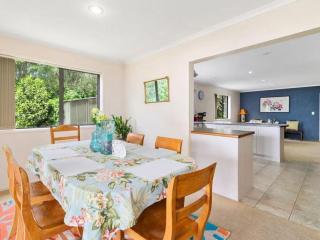 Tatai Lake Edge - 4 Bed Rotorua Lakefront - 4