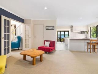 Tatai Lake Edge - 4 Bed Rotorua Lakefront - Rotorua - 2