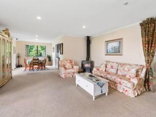 Tatai Lake Edge - 4 Bed Rotorua Lakefront - Rotorua - 3