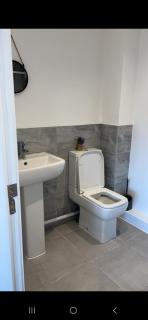 New Build 3-Bed in Rotherham Fast WiFi, Garden & Driveway - Kimberworth - 2