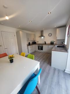 Bright & Spacious 3-Bed Rotherham Home Ideal for Families or Contractors - Kimberworth - 0