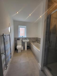 Bright & Spacious 3-Bed Rotherham Home Ideal for Families or Contractors - Kimberworth - 5