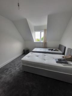 Stylish 3-Bed Home with Parking & Garden New Rotherham Development - Kimberworth - 4
