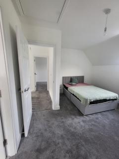 Stylish 3-Bed Home with Parking & Garden New Rotherham Development - Kimberworth - 8