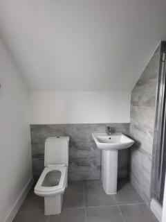Stylish 3-Bed Home with Parking & Garden New Rotherham Development - Kimberworth - 9