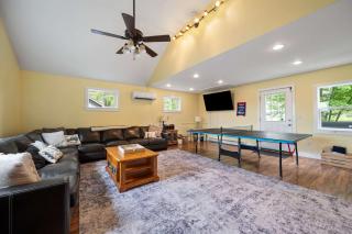Spacious Home Hot Tub 2 Living Rooms Pets OK - Great Valley - 8