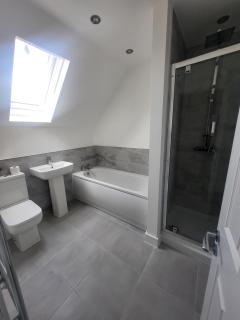 Modern 3-Bed House in Rotherham, WiFi, Garden & Free Parking - Kimberworth - 9