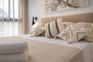 Modern Unit 5 mins walk to Historical - 6