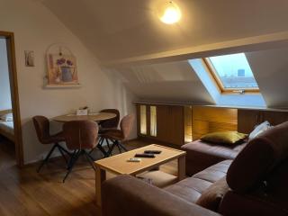 Old Town Two-Bedroom Gem with Rooftop Charm - Belgrado - 0