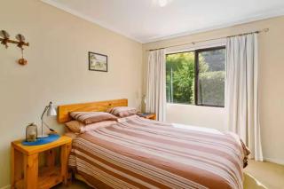 Paradise Valley Getaway - Farm Cottage with Stream - Tarukenga - 3