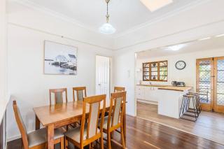 Scarness Cottage - Serene Queenslander by the Sea - 9