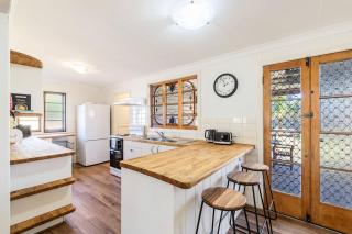 Scarness Cottage - Serene Queenslander by the Sea - 2