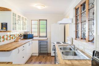 Scarness Cottage - Serene Queenslander by the Sea - Scarness - 1