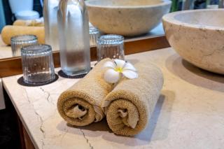 Charming 2BR Wooden Villa with Lush Garden Oasis by Santi Management - Canggu - 3