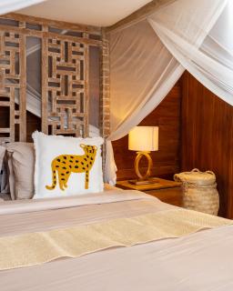 Charming 2BR Wooden Villa with Lush Garden Oasis by Santi Management - Canggu - 1