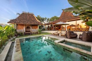Charming 2BR Wooden Villa with Lush Garden Oasis by Santi Management - Canggu - 0