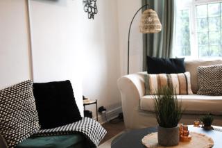SHM Stays Solihull HS2 NEC Airport Nr M6 M40 M42 Great for Long & Short stays 15 min walk to Train Station 5 min drive to Town Centre outside Bus Stops & Supermarket Free Parking - Solihull - 1