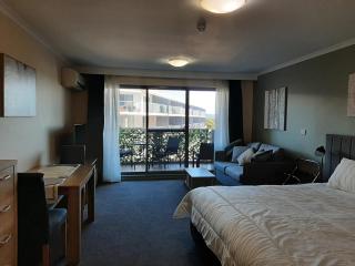 Studio with Pool, Spa and Gym - The Entrance - 3