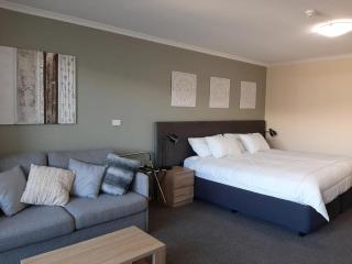 Studio with Pool, Spa and Gym - The Entrance - 1