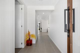 Leneva Spacious & Stylish Stay - Leneva - 9