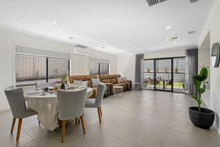 Leneva Spacious & Stylish Stay - Leneva - 4