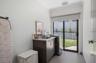 Leneva Spacious & Stylish Stay - 3