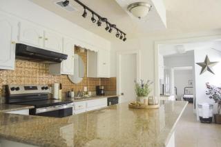 Gorgeous 10 Acre Modern Farmhouse & Private Pond - Montgomery - 8