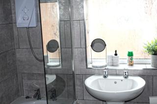 SHM Stays Solihull HS2 NEC Airport Nr M6 M40 M42 Great for Long & Short stays 15 min walk to Train Station 5 min drive to Town Centre outside Bus Stops & Supermarket Free Parking - Solihull - 3