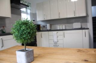 SHM Stays Solihull HS2 NEC Airport Nr M6 M40 M42 Great for Long & Short stays 15 min walk to Train Station 5 min drive to Town Centre outside Bus Stops & Supermarket Free Parking - Solihull - 7