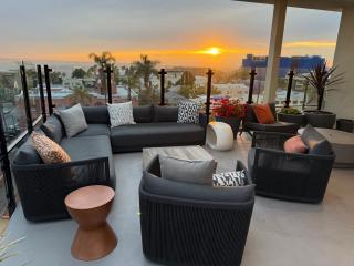 Stylish Top-Floor Gem with King Bed & City Ocean Views - 1