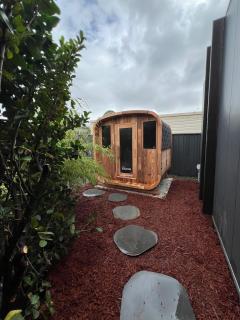 Modern Studio with Outdoor Bath and Cabin Sauna - Albion Park - 6