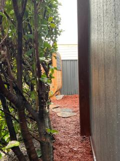 Modern Studio with Outdoor Bath and Cabin Sauna - Albion Park - 9