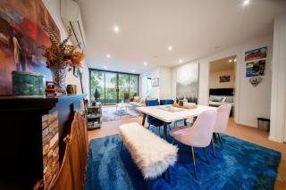 Modern Designer Retreat with Water Views - Melbourne - 6