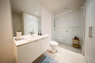 Modern Designer Retreat with Water Views - Melbourne - 3
