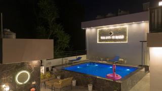 Perfectstayz Premium Mystic falls with Rooftop Pool & Cafe - 8