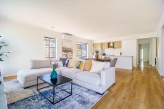 Modern 4BR near Parks & Shops Family Friendly - Clyde - 0
