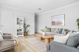 Modern 4-Bed Home Close to Beach in Barrack Point - Barrack Point - 3