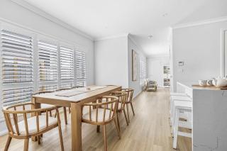 Modern 4-Bed Home Close to Beach in Barrack Point - 1