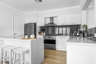 Modern 4-Bed Home Close to Beach in Barrack Point - Barrack Point - 1