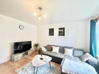 Lovely Ashford home with en-suite and spacious driveway - Ashford - 0